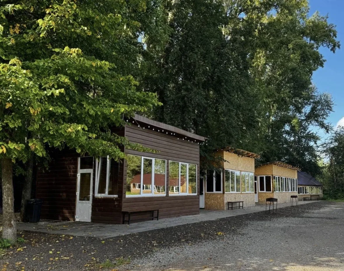 Крытые зоны отдыха с панорамными окнами в парке Рубикон